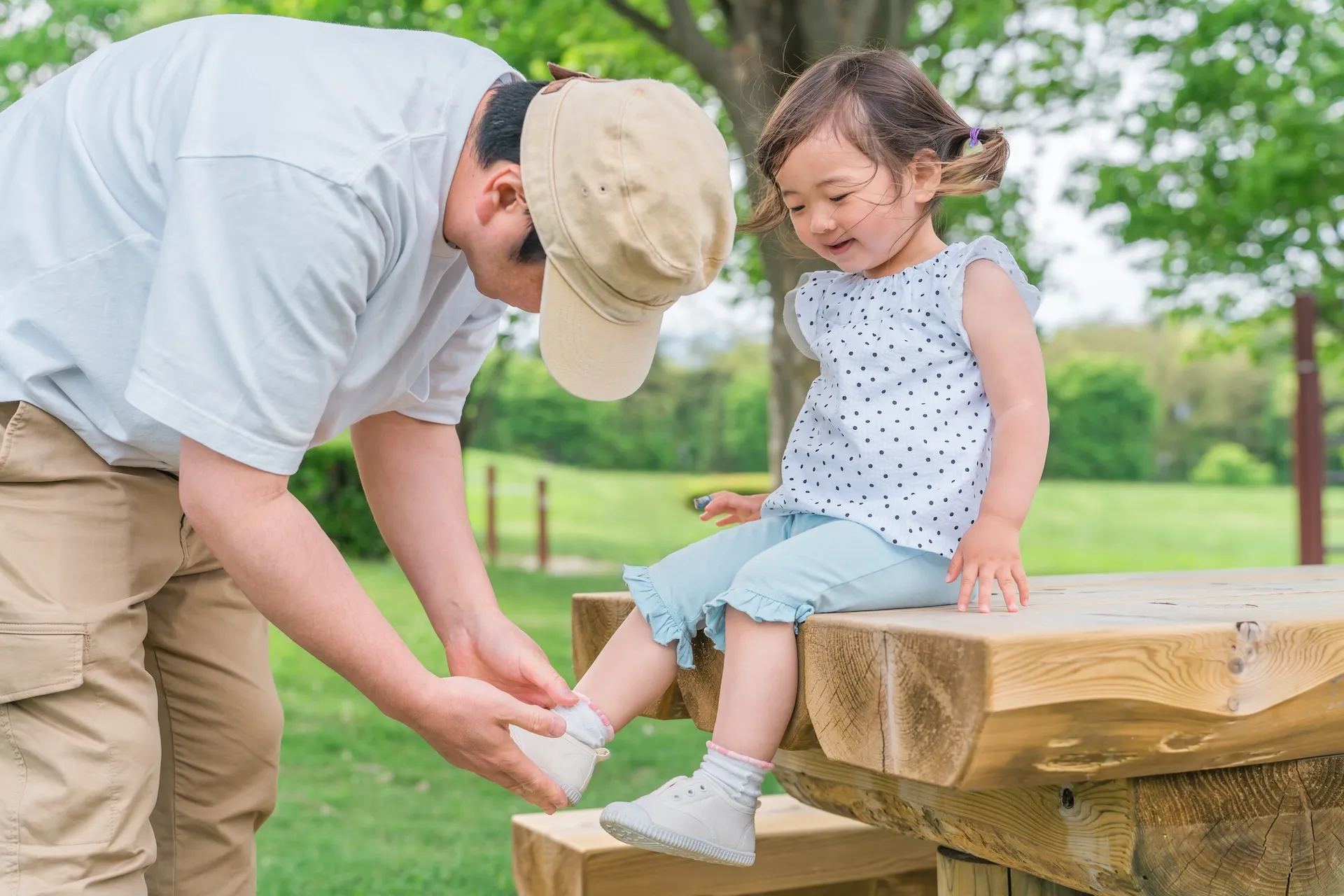 父親が子供に靴を履かせている様子